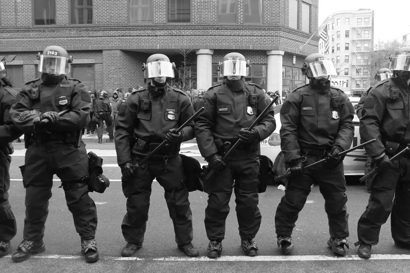 Cordon de forces de l'ordre en tenue anti-émeute